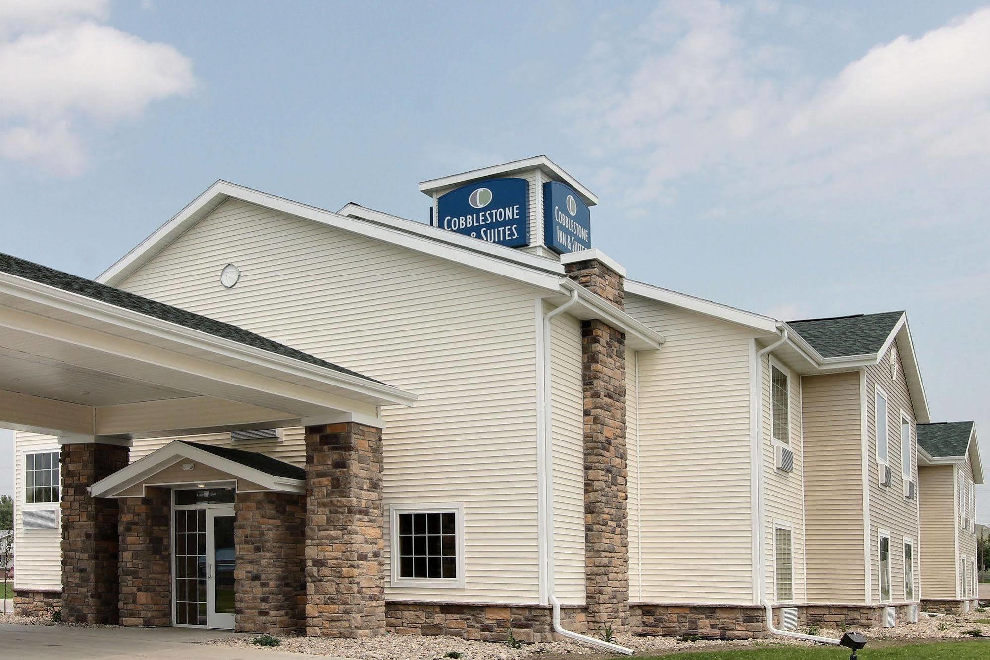 Cobblestone Inn & Suites - Linton Exterior photo